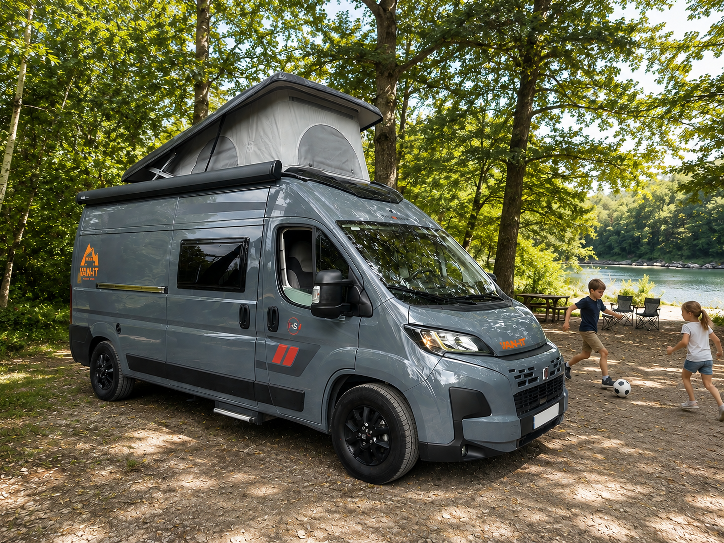 Van aménagé VAN-IT en pleine nature lors d'un road trip en Bretagne