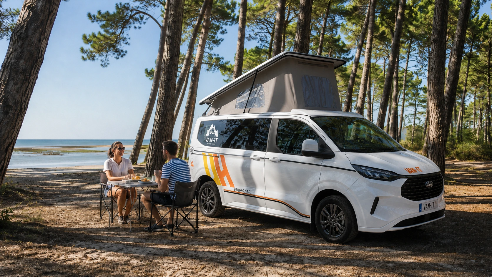 Couple devant un van VAN-IT en forêt côtière lors d’un road trip depuis Bordeaux