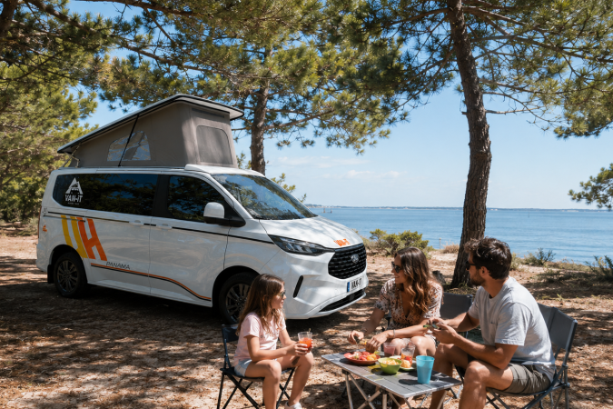 Famille devant un van VAN-IT au bord du bassin d’Arcachon pour un week-end depuis Bordeaux