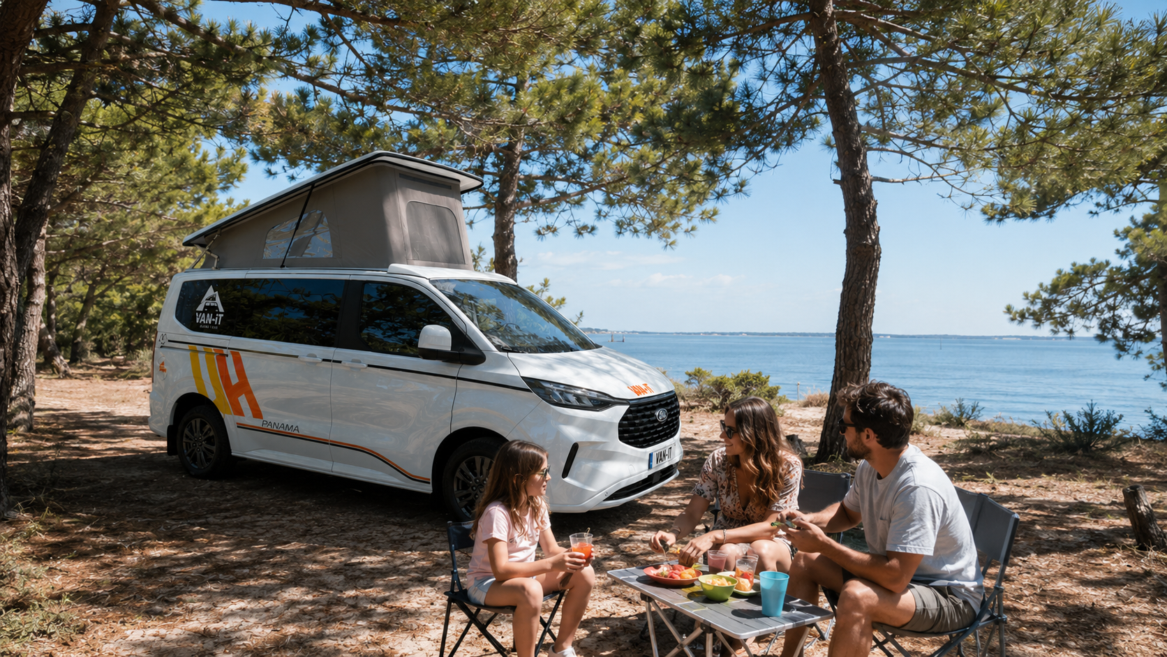 Famille devant un van VAN-IT au bord du bassin d’Arcachon pour un week-end depuis Bordeaux