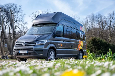 Volkswagen Grand California vu de face dans un cadre naturel.
