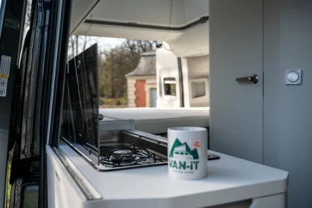 Cuisine avec évier et plaque de cuisson dans le Volkswagen Grand California.