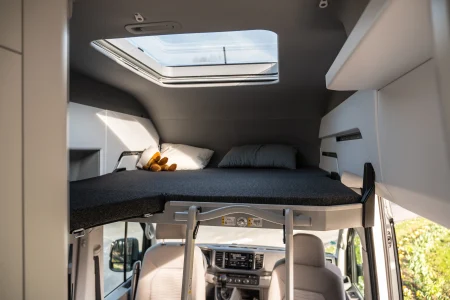 Lit pavillon au-dessus de la cabine dans le Volkswagen Grand California.