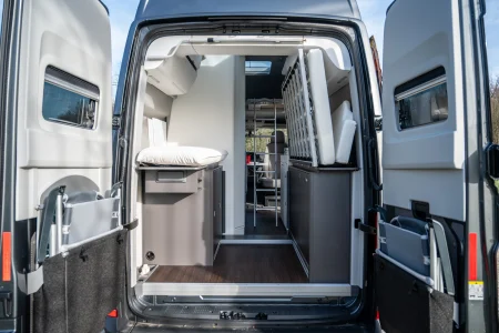 Vue intérieure du Volkswagen Grand California depuis les portes arrière ouvertes.