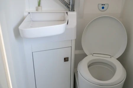 Toilettes et lavabo intégrés dans la salle de bain du Volkswagen Grand California.