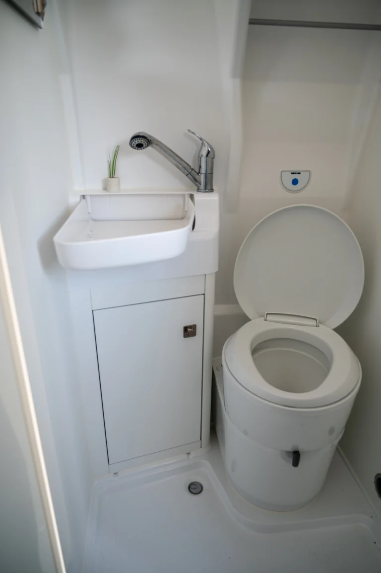 Toilettes et lavabo intégrés dans la salle de bain du Volkswagen Grand California.