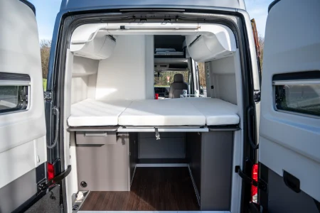 Lit arrière installé dans le Volkswagen Grand California.