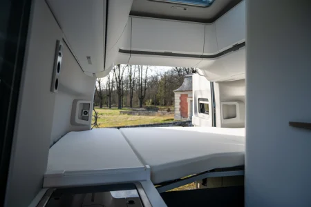 Espace nuit avec lit arrière dans le Volkswagen Grand California.