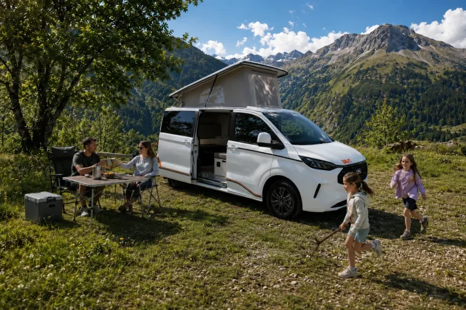 Famille devant un van VAN-IT dans les Hautes-Alpes lors d’un road trip depuis Grenoble