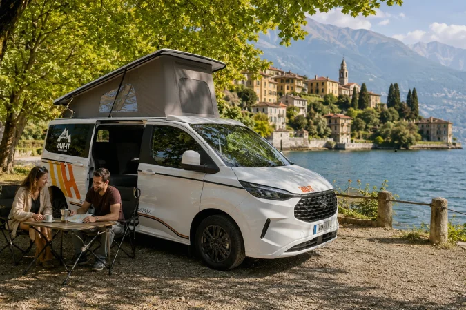 Couple devant un van VAN-IT au bord d’un lac italien lors d’un road trip depuis Grenoble