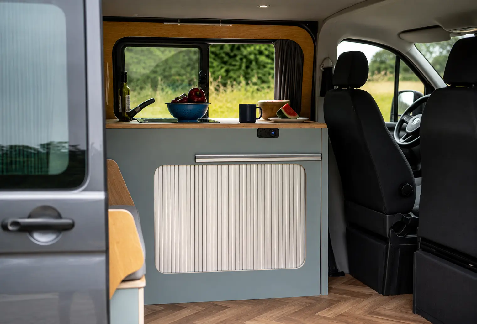 Intérieur du van aménagé Venturo VAN-IT avec meuble de cuisine, évier et rangements