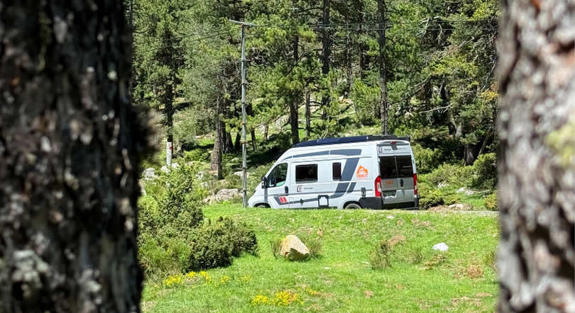 Fourgon aménagé VAN-IT stationné en pleine nature pour un road trip en France