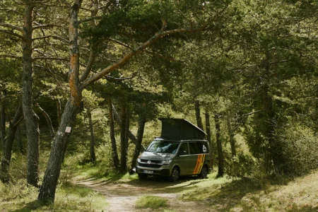 Van aménagé VAN-IT stationné en pleine forêt pour un road trip nature en France