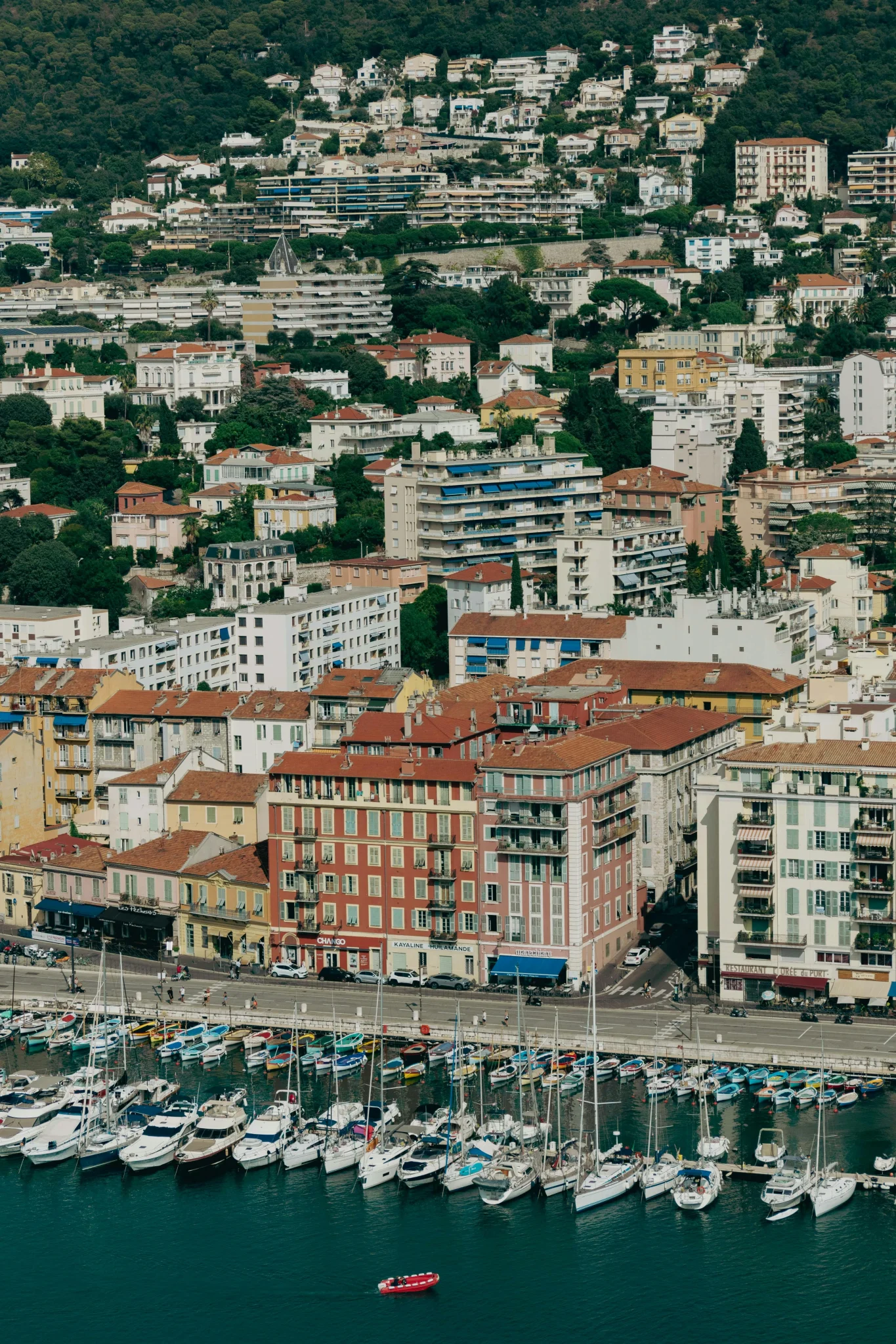 Port de Nice avec ses bateaux et les façades colorées du quartier du Port