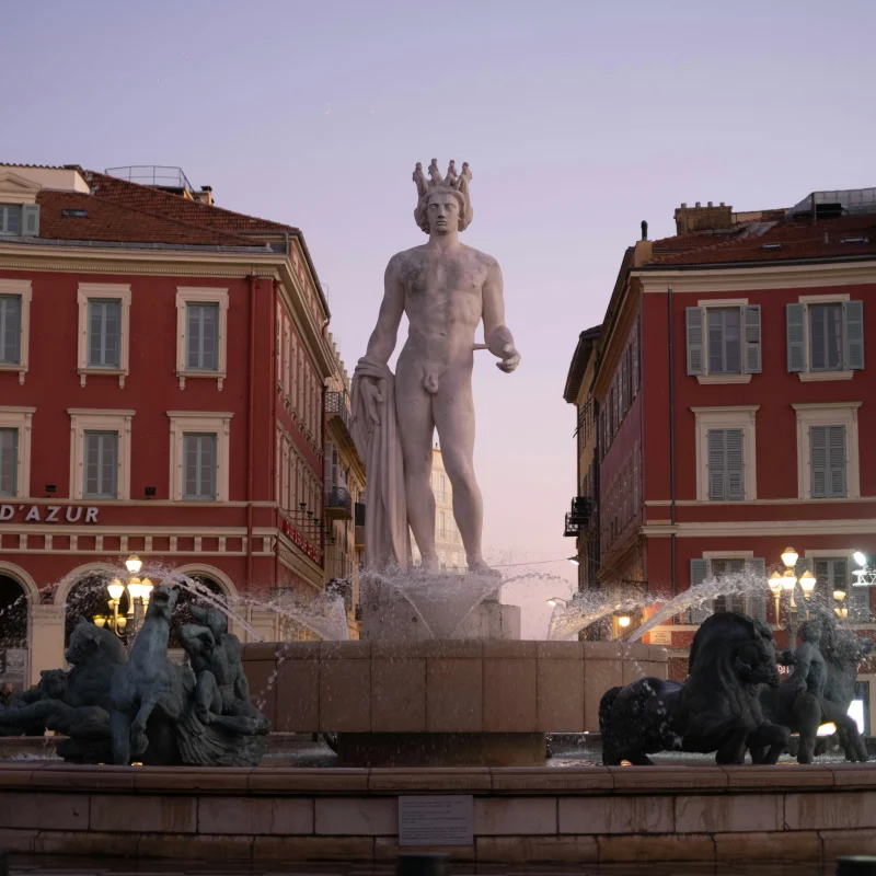 Fontaine du Soleil et statue d’Apollon sur la place Masséna à Nice