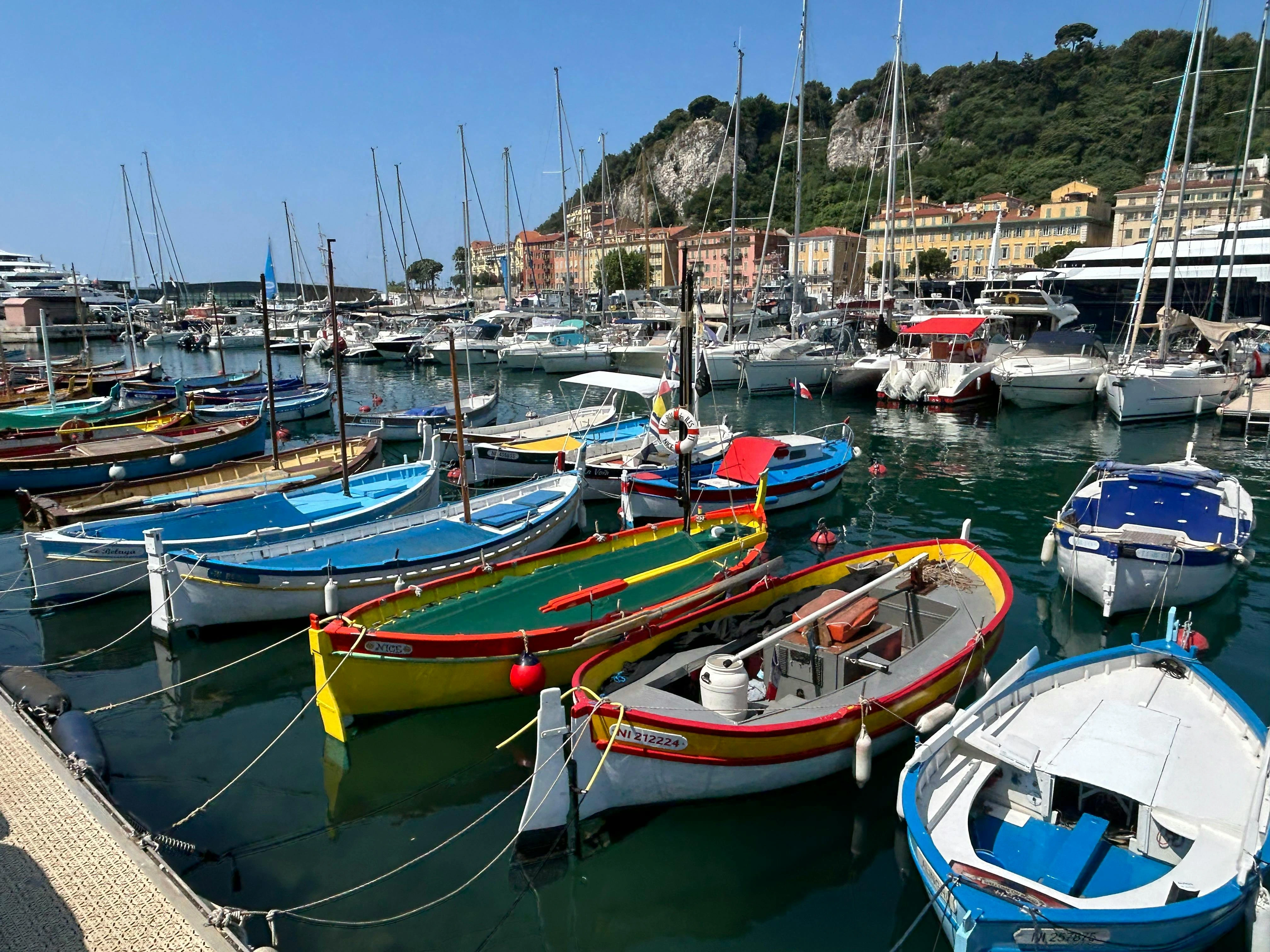 Port de Nice avec ses bateaux et les façades colorées du quartier du Port