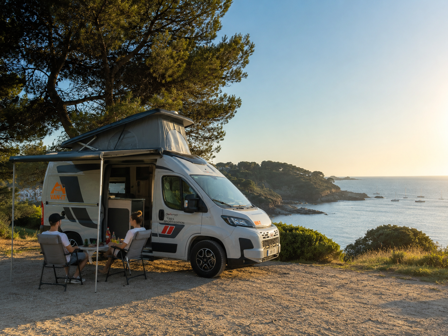 Van aménagé VAN-IT au bord de la mer pendant un road trip en Bretagne