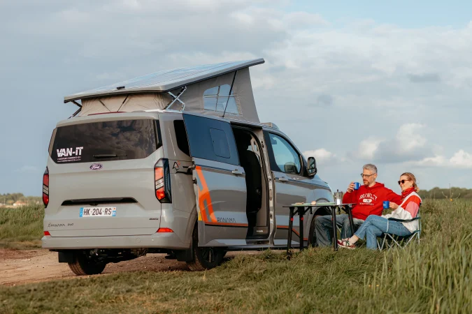 Van aménagé Panama VAN-IT avec toit relevable et famille installée face au paysage